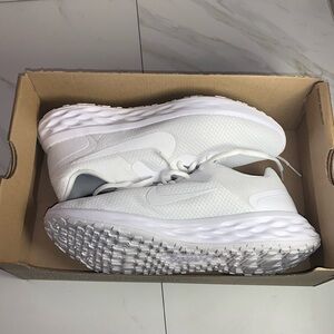 Men's Nike Revolution 6 Next Nature Running Shoe Size 9 Triple White